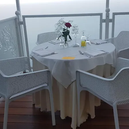 Leonardo's Couette-café 2*