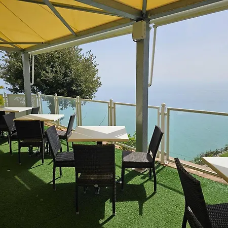 Couette-café Leonardo's 3*